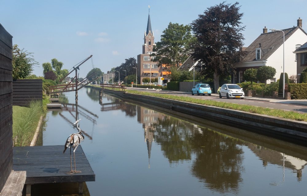 De Grote Markt in Bleiswijk met terrassen en de Grote Kerk